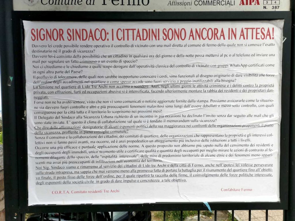"Sig. Sindaco i cittadini sono ancora in attesa" è il terzo manifesto di protesta affisso nella città di Fermo dai residenti del quartiere Lido Tre Archi