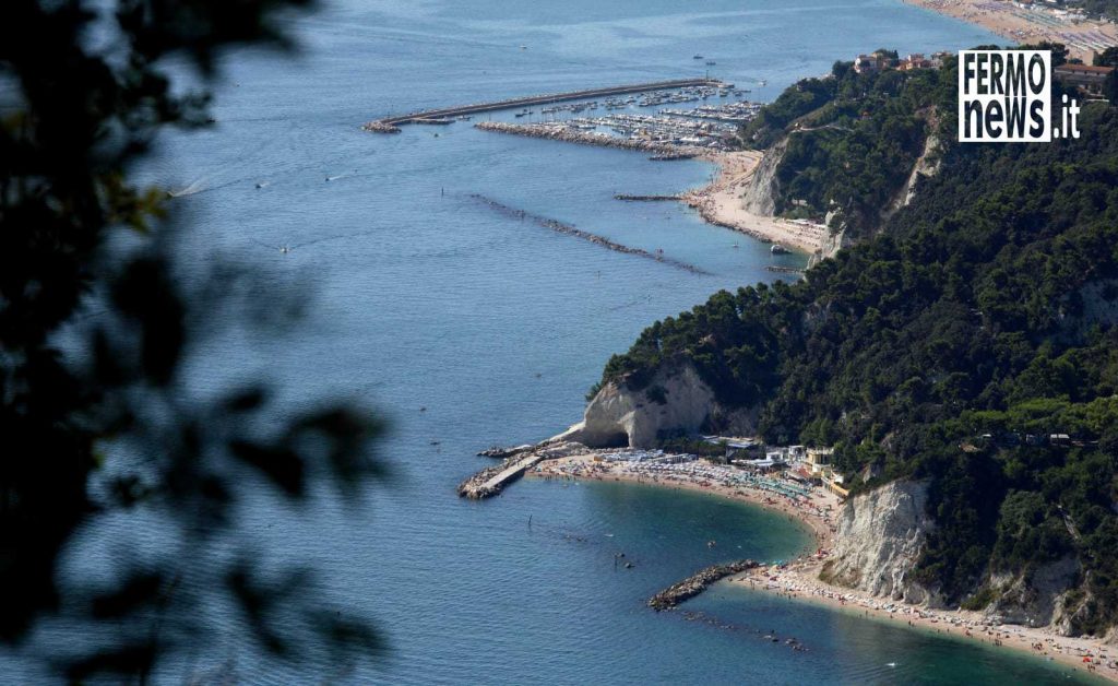 La baia di Portonovo (AN) uno dei gioielli delle Marche, bandiera blu e presidio Slow Food per il mosciolo selvatico