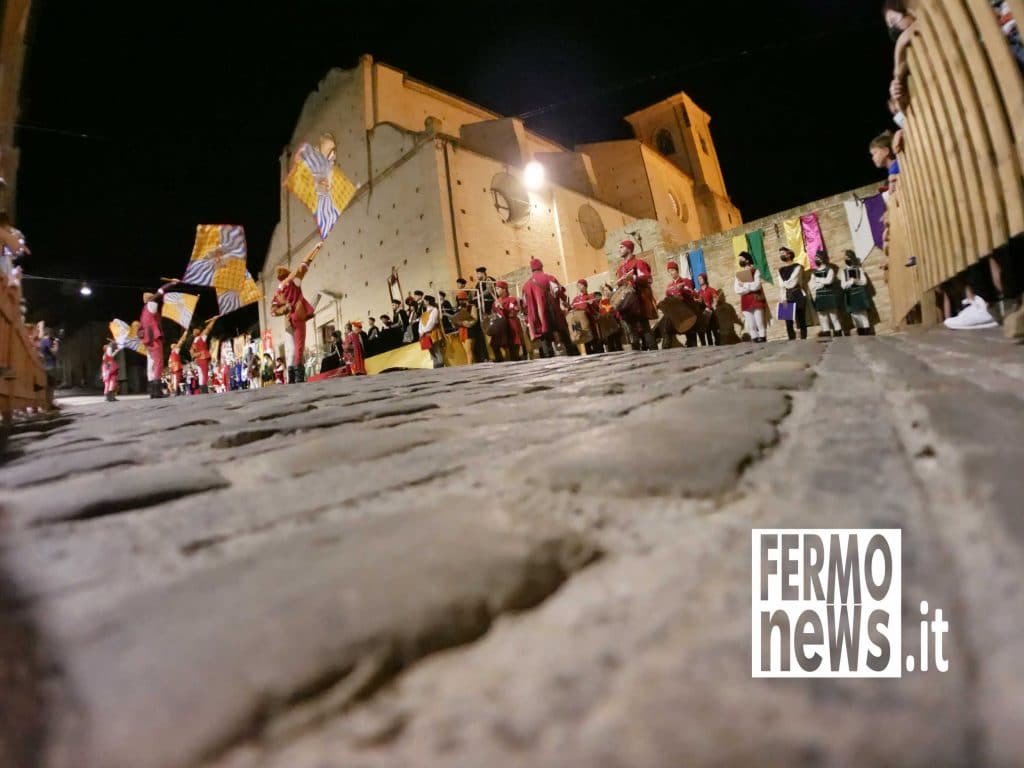 Arrivo del Palio dell'Assunta di Fermo 2021 difronte alla Chiesa di Santa Caterina