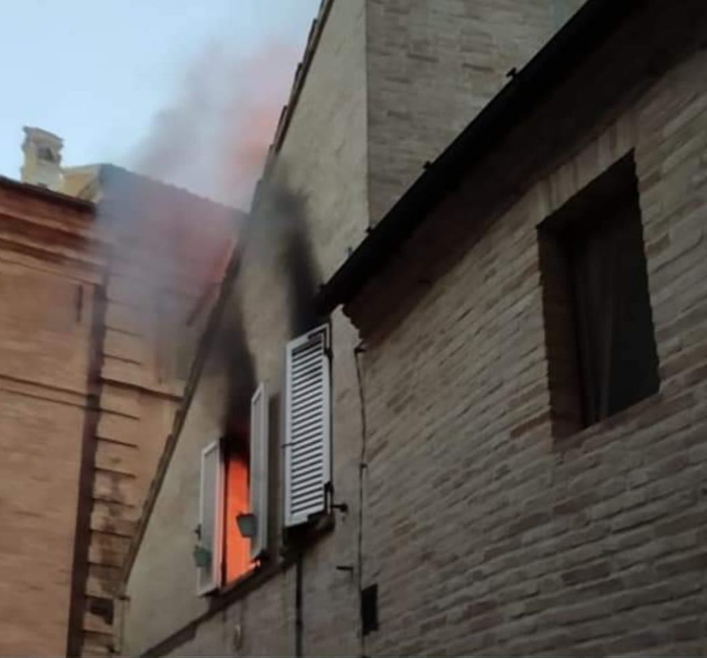 Un incendio ha interessato l'abitazione di Adriano Piattoni e Roberta Vitali