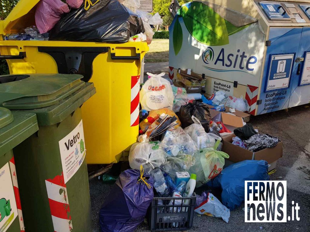 Lido Tre Archi - rifiuti abbandonati fuori dalle isole ecologiche