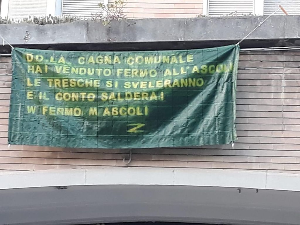 Striscione appeso nel centralissimo viale  Vittorio Veneto di Fermo con minacce nei confronti della giornalista Donatella Lappa di Vera TV