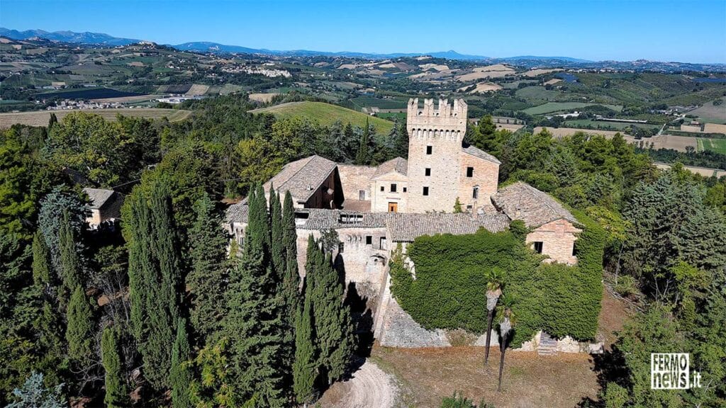 Ripresa aerea del Castello di Monte Varmine a 4 chilometri dal Comune di Carassai ma di proprietà del Comune di Fermo