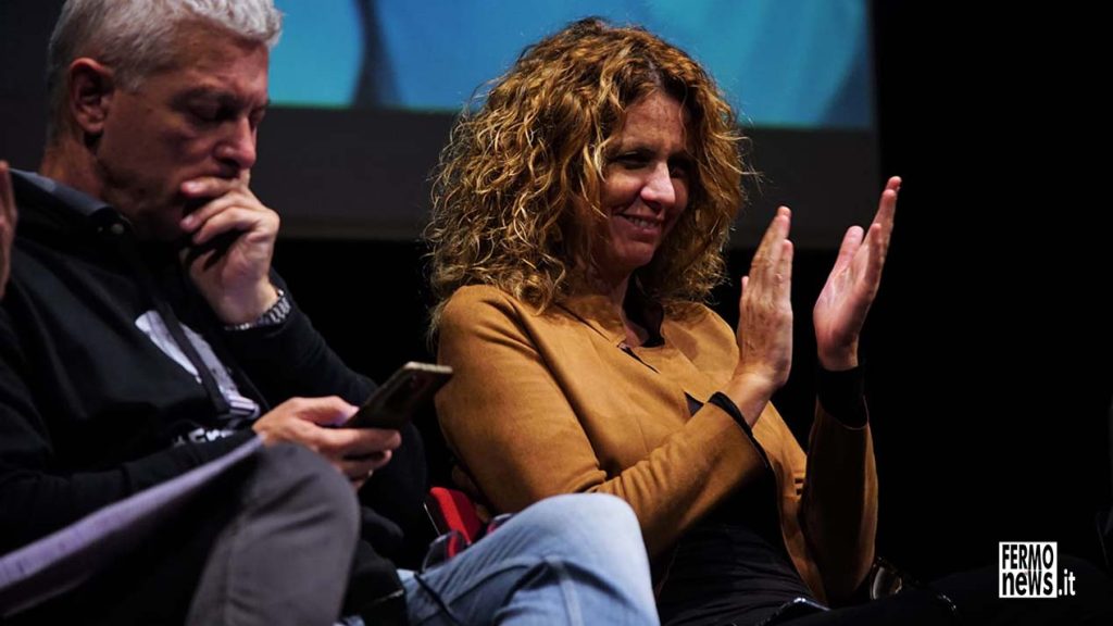 Barbara Lezzi al Convegno sulla mentalità mafiosa del 6 Novembre 2022 al Teatro Comunale di Porto San Giorgio organizzato da Fermo News