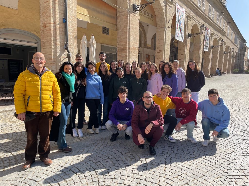 Il Liceo Classico "Annibal Caro" di Fermo è stato selezionato per partecipare al prestigioso Festival Internazionale di Teatro Classico dei Giovani che si svolgerà dal 13 maggio al 4 giugno 2023 a Palazzolo Acreide