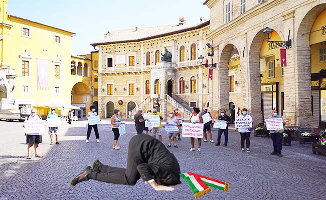 Flash mob di protesta contro il degrado di Lido Tre Archi