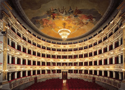 Il Teatro dell’Aquila fu edificato su progetto dell’Architetto Cosimo Morelli di Imola ed aprì il 26 settembre del 1790